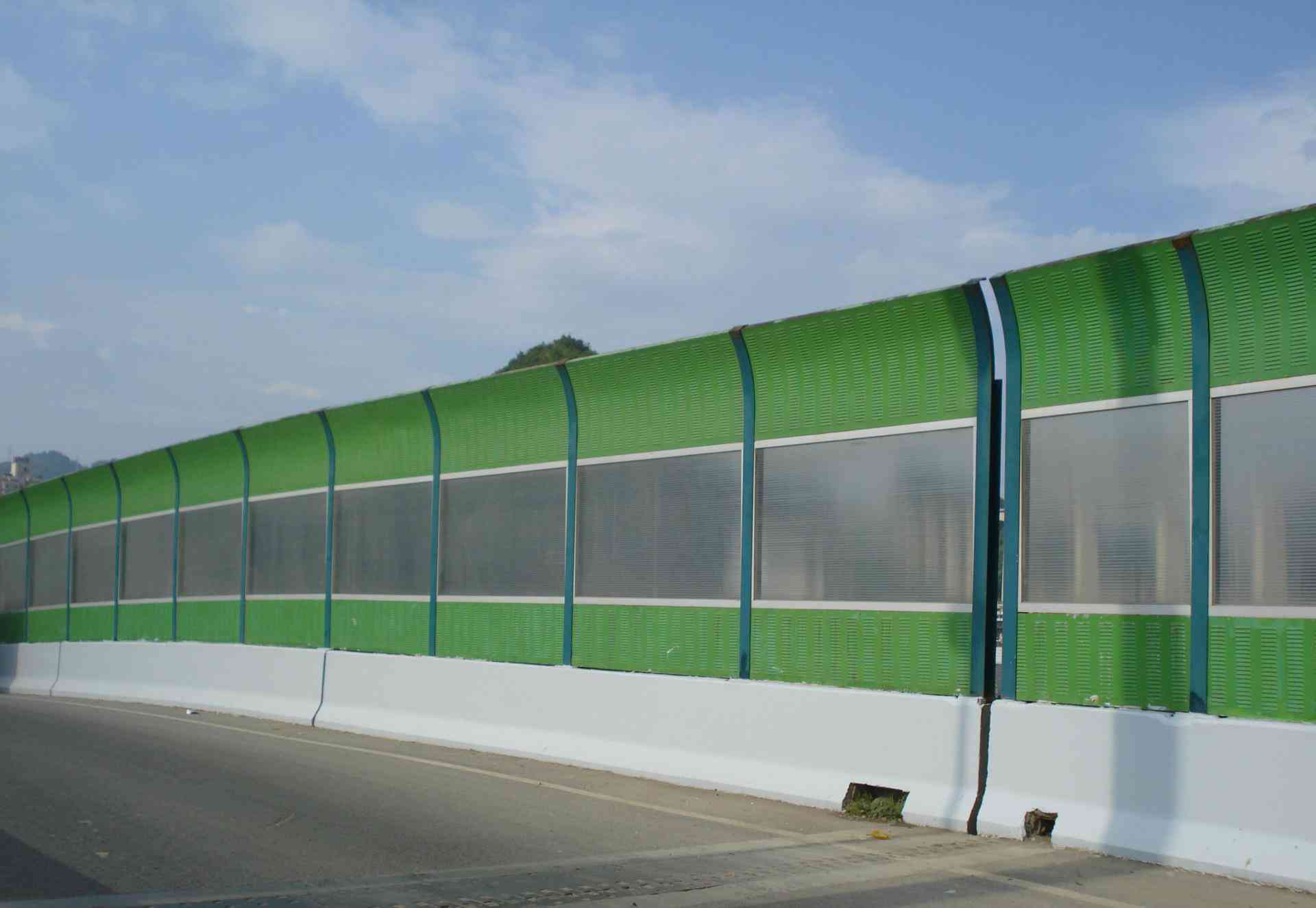 <a href=http://m.xundcs.com/news_article?news_id=139>公路聲屏障</a>